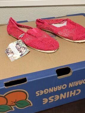 NWT Women's Pink TOMS